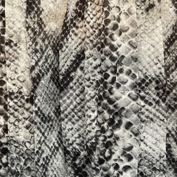 New York & Co black White Grey Snake Animal Print Sleeveless top Large Sheer - Picture 7 of 8
